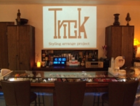 【千鳥橋】≪月給25万円〜≫≪社会保険完備≫≪平均18時に退勤可能≫≪カット経験少なくてもOK、店長候補募集≫個人に合わせたカリキュラムでやりたいことを伸ばせる環境！オリエンタルな雰囲気のオシャレな内装のサロンです「Trick（トリック）」からスタイリスト（美容師）の求人★☆