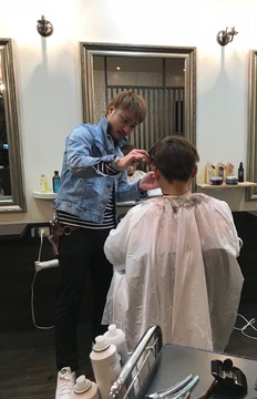 【中洲川端】≪月8日休み・社会保険完備・高還元・ブランクOK！≫12:00から営業開始なのでゆとりをもって出勤可能！！20～30代のお客様が多く人気のカラーも楽しめます。セット・エクステの技術が学べる小規模少人数のヘアサロン「Hair Gallery glass（ヘアーギャラリーグラス）」からスタイリスト（美容師）の求人☆★