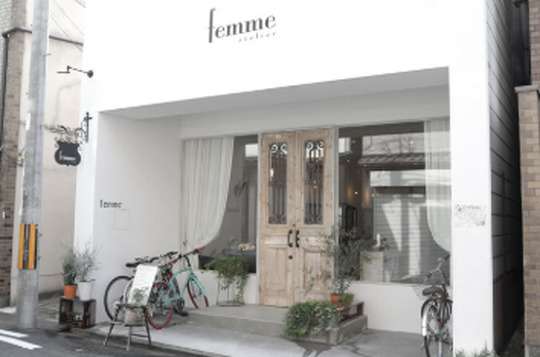 【二条城前】≪完全週休2日制≫≪社会保険完備≫≪営業時間内レッスン可能≫≪産休育休制度あり≫住宅手当あり！雑誌掲載多数！クリエイティブ活動に興味のある方は特に必見です！他のサロンにはない、デザインや感性を磨けますよ！楽しく働ける「femme（ファム）」からアシスタント（美容師）の求人★☆