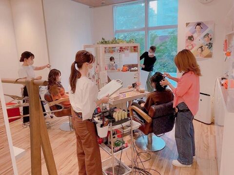 【馬車道】≪未経験OK≫≪完全週休2日制≫≪営業時間内のレッスン可能≫≪長期休暇あり≫プライベートも充実させつつ、まつげパーマ、エステなど様々な技術を身につける事ができるトータルビューティサロン！「Glitter（グリッター）」よりヘアメイクアーティストの求人☆☆