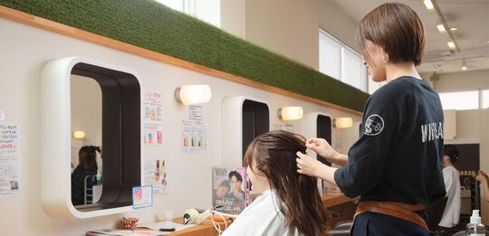 【諫早駅】≪月休7日・平均退勤時間18〜19時・社会保険完備≫家族手当もあり働きやすくプライベートの充実OK！！幅広い世代が来店される地域密着型ヘアサロン「the helix 諫早駅前店（ザヘリックスイサハヤエキマエテン）」からスタイリスト（美容師）の求人☆★