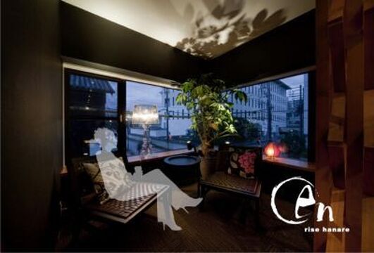 【伊丹駅】社会保険完備！店舗展開する注目のサロン！中途採用の方も多数活躍中！少人数制＆アットホームな空気感が魅力の風情ある一軒家風の“和モダン”空間が魅力の“en rise hanare店（エンライズハナレテン）”からアシスタント（美容師）の求人★☆