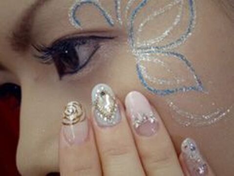 【四条】隠れ家プライベートサロン【Luna】スタッフさん同士の仲も良いアットホームで温かい雰囲気のサロンでお仕事をしましょう♪♪ 20時過ぎには帰れるサロンなので、お仕事とプライベートどちらも充実させましょう!!　ネイリスト(ネイルサロン)の求人