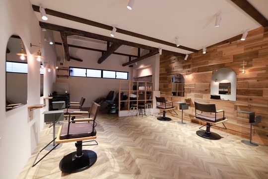 【烏丸】≪完全週休2日制≫≪有給休暇あり≫≪社会保険完備≫≪産休育休の実績もあり女性も安心のサロン≫最短2年半でデビュー可能！有休を使って土日休みもOK！住宅手当あり！スタッフさんが働きやすいように年々待遇面が良くなっているサロン！「Relico-nid（レリコニド）」からアシスタント（美容師）の求人☆★☆