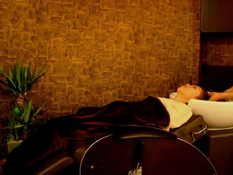 【元町】≪20時までに退勤可能≫≪土日休みOK≫≪技術売上50％〜還元or指名売上60％還元〜／フリー売上40％還元〜を選べる≫≪ライフスタイルに合わせた勤務が可能≫大人の女性に人気の、癒しの空間が広がるサロン！頑張った分稼げて、予約次第で20時までに退勤可能です♪avunir（アヴニール）からスタイリスト（美容師）の求人☆★