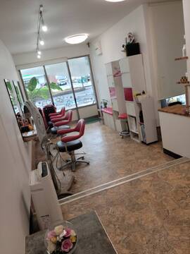 【雑賀町】パートアルバイトのアシスタントさん募集！≪年齢不問≫≪日曜定休≫≪16時までの勤務OK≫≪夏季冬季休暇あり≫地元のお客様に愛される美容室！「ジョリ美容室（ジョリビヨウシツ）」からアシスタント（美容師）の求人☆☆