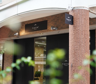 【西鉄平尾】≪社会保険完備≫◆月給20万円スタート◆スタイリストデビュー1年で可能！！営業中のレッスンOKなので時間を有効に使えます！！営業後のレッスンは強制なし！カリキュラムがあり安心して技術を学べます！楽しく安心して成長できるためにできることを有言実行しているヘアサロン「TIERRA＋（ティエラ）」からアシスタント（美容師）の求人☆★