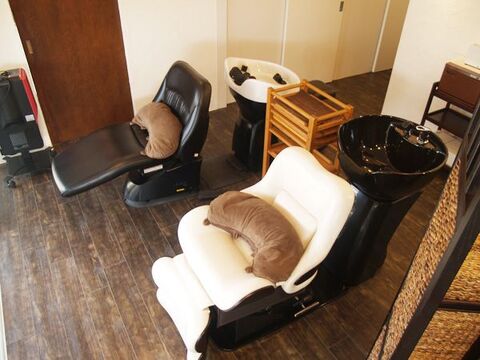 【読谷村】≪日祝のお休みOK≫パート・アルバイトさん大募集♪オーガニックにこだわった薬剤を使用しお客様を大切にしています！！興味があればエステも学べるヘアサロン「ほっこり 美容村 アトリエ（ホッコリビヨウムラアトリエ）」からアシスタント（美容師）の求人☆☆