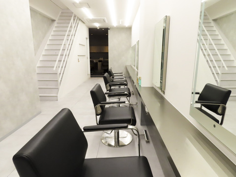 【京都駅】≪デビューまで最短1年≫≪月8日休み≫≪社会保険完備≫≪20時までに退勤可能≫個人レッスンは朝のみなので、プライベートの時間も大事に！美容師と兼任でアイラッシュとネイルもできるサロンです！！「Maunacare（マウナケア）」からアシスタント（美容師）の求人☆★☆