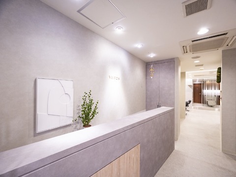 【心斎橋】◆髪質改善特化サロン・完全週休2日制・19時までに退勤可能・平均2年でデビュー・土日休み相談OK・夏季年末年始休暇あり◆ストレスを感じず楽しく働ける環境！トレンドの商材を取り入れた髪質改善特化サロン「VAIRON（バイロン）」からアシスタント（美容師）の求人☆★