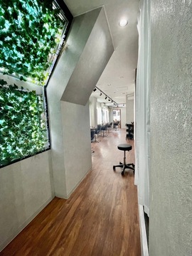 【堺東】≪業務委託・正社員選択OK≫≪保障給最大35万円≫≪フリー45％／指名50％還元≫≪正社員なら社会保険完備≫≪単価8000円以上≫豊富な薬剤を揃える人気ヘアサロン！！ハイライトやグラデーションなどのデザインカラーが大人気です！「_WHITE 堺東店（アンダーバーホワイトサカイヒガシテン）」からスタイリスト（美容師）の求人☆★