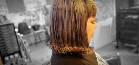 【甲東園】≪平均退社時間19時≫≪月給21万円スタート≫≪完全週休2日制≫≪安心の社会保険完備≫提案型のカウンセリングと高い技術力が大人気のアットホームサロン!!圧倒的な再来率のお店で、しっかりと学んでいける環境です!!「Rebecca（レベッカ）」からアシスタント（美容師）の求人☆★