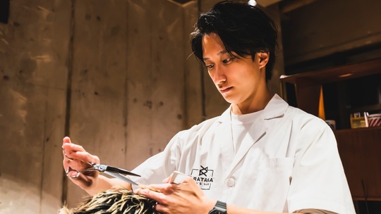 【博多駅東】≪毎週日曜日が定休日≫≪GW休暇あり≫個人でSNSを使って集客をする必要なし！美容室では珍しい日曜日が定休日！！プライベートも充実し、カッコいいメンズスタイルを作るヘアサロン「 MEN’S HAIR ARATANA 博多駅東店（メンズヘアーアラタナハカタエキヒガシテン）」からスタイリスト（美容師）の求人★★