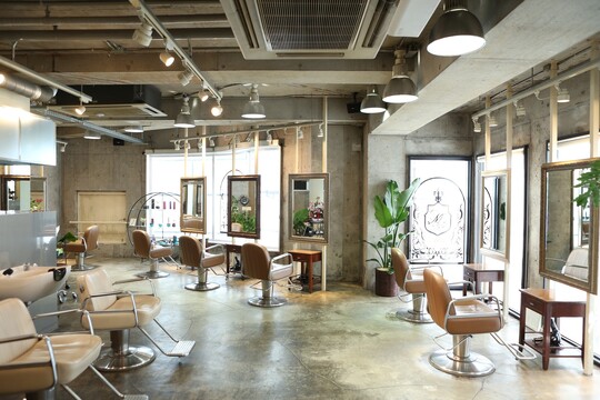 【原宿】≪給与高水準！≫≪デザインカラーが人気≫≪有給休暇あり≫YouTuberやモデルも通う大人気のトレンド発信サロン！休みと稼ぎが両立したサロンです！「salon de MiLK 原宿店（サロンドミルクハラジュクテン）」からスタイリスト（美容師）の求人☆★