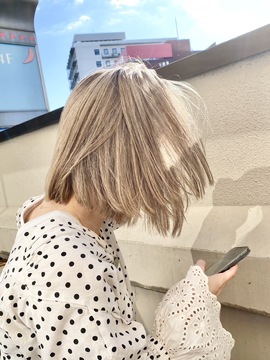 【なんば】≪月給23万円スタート≫≪月8日休み≫≪月1回土日休み希望OK≫駅近の好立地！！スタッフ思いのオーナーさんと明るいスタッフ達が魅力！笑顔が絶えないアットホームサロン「habitt(ハビット)」からアシスタント（美容師）の求人☆★