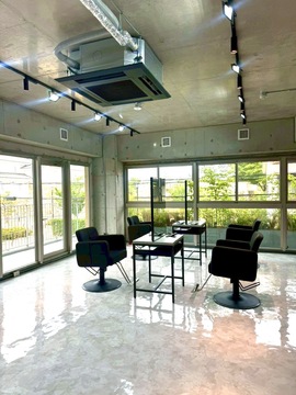 【阪神尼崎】≪月9日休み≫≪未経験、新卒生OK≫≪時短勤務OK≫レッスンは営業時間内に行っているので、残って練習する必要はありません。！そして幅広いメニューに挑戦しながら、人間関係に悩まず、自分のペースで安心して成長できる環境です。「＆CO（アンドコー）」からアシスタント（美容師）の求人☆★