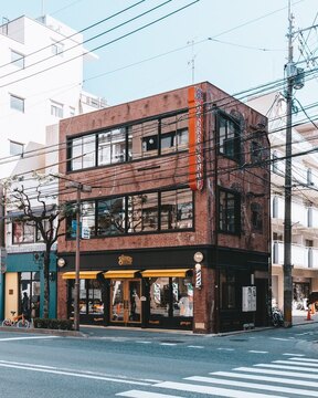 【薬院大通】≪社会保険完備・勤務時間＆出勤日数は自己調整・20代に人気≫世界で仕事がしたい、人生を変えたい、わたしたちとこのバーバーシーンを一緒に背負ってくれる、熱い気持ちをお持ちの方をお待ちしております。「MR.BROTHERS CUT CLUB 福岡店（ミスターブラザーズカットクラブフクオカテン）」からスタイリスト（美容師・理容師）の求人★★