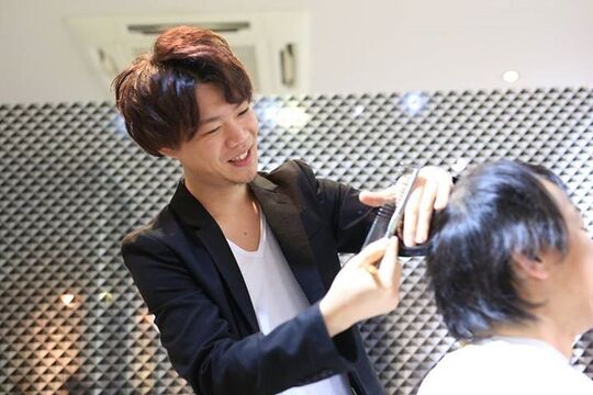【心斎橋】≪社会保険加入OK≫≪入客チャンス大≫≪月給28万円〜≫≪指名料100％バック≫理容師さん・美容師さんどちらも大歓迎！デキる男の強い味方！ビジネスマンの身だしなみをサポートするメンズサロン将来独立したい方への独立支援制度もあります◎「Men’s salon SEVEN（メンズサロンセブン）」からスタイリスト（美容師・理容師）の求人☆★