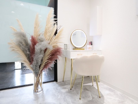 【住之江公園】完全個室の空間で接客可能！≪社会保険完備≫≪土日休み月2回までOK≫≪営業時間19時まで≫≪完全個室≫≪髪色ネイル自由≫≪掛け持ち施術なし≫≪ママさん歓迎≫丁寧な接客がウリのサロン！施術時間をゆったりと確保しているので、お客様に向き合うことができます！「BIREINA eyelash（ビレイナアイラッシュ）」からアイリスト（まつげエクステ・まつげパーマ）の求人☆☆