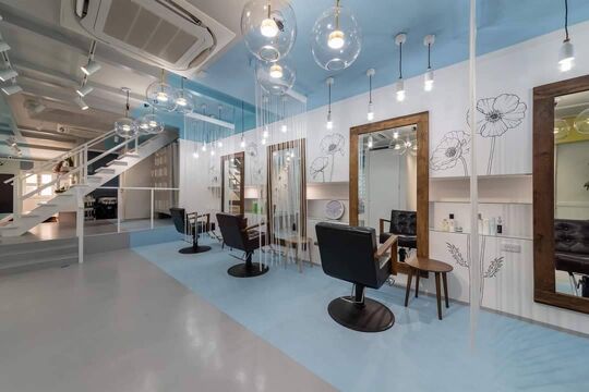 【高槻市駅】≪月8〜10日休み≫≪社会保険完備≫≪営業時間内レッスン可能≫最短2年以内でデビュー可能！エリアで一番の縮毛矯正技術を学べる！平均退社時間は19時台とプライベートの時間も作りやすい！スタッフ同士仲が良く風通しがいい環境！「高槻パラゴン（タカツキパラゴン）」からアシスタント（美容師）の求人★☆