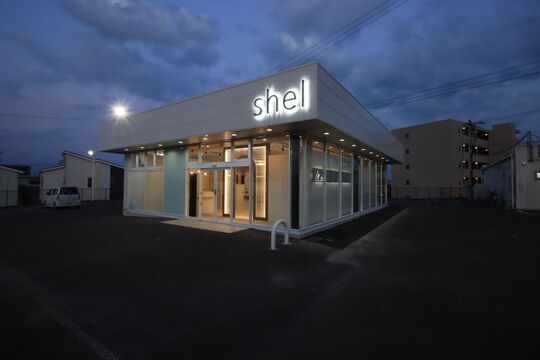 【津駅】≪最短半年デビュー可≫≪ハイレベルな技術≫≪月8日休み≫豊富な休日面、充実した福利厚生面で安心して永く働けるサロン！「shel 津山の手店（シェルツヤマノテテン）」からアシスタント（美容師）の求人☆★