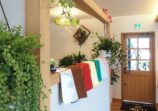 【惣利】≪完全週休二日制・社会保険完備・月給19万円≫少人数制×地域密着型のアットホームヘアサロン！スタッフさん思いのオーナーさんと一緒にサロンをつくりませんか？ 「1LDK Hair Room カミノキモチ（ワンエルディーケーヘアルームカミノキモチ）」からアシスタント（美容師）の求人☆★