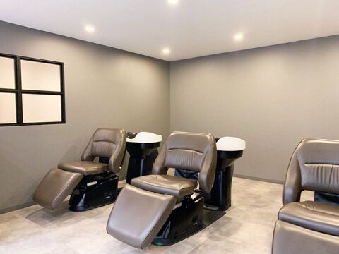 【東梅田】≪保障給あり≫≪単価1万円≫≪正社員制度あり≫デザインカラーも髪質改善も重視したヘアサロン！≪フリー40％／指名50％還元≫報酬実績70万円以上のスタッフ在籍！しっかり稼ぐことが可能な環境です！「Eliss umeda（エリスウメダ）」からスタイリスト（美容師）の求人☆★