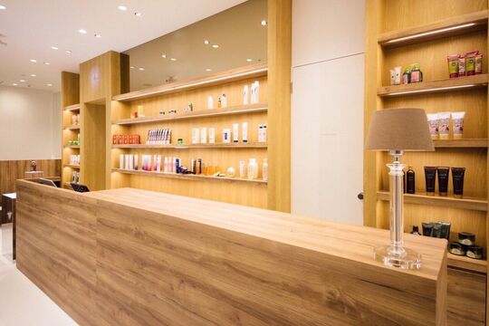 【京都駅】≪デビューまで最短1年≫≪月8日休み≫≪社会保険完備≫≪20時までに退勤可能≫個人レッスンは朝のみなので、プライベートの時間も大事にできます！美容師と兼任でアイラッシュとネイルもできるトータルビューティーサロン！！「NOISM ekolu 京都駅前店（ノイズエコルキョウトエキマエテン）」からアシスタント（美容師）の求人☆★☆