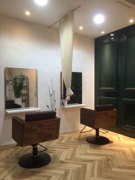 【薬院大通駅】≪月給30万円〜≫≪入客チャンス≫幅広い世代のお客様に似合うスタイルを提案！お客様との距離が近く親身になった接客ができる小規模のヘアサロン「Libeau（リビュー）」からスタイリスト（美容師）の求人★☆