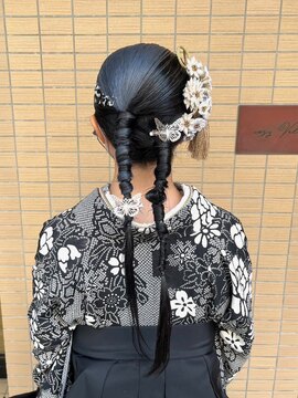 【博多駅】◆駅チカで通勤が便利・完全週休2日・社会保険完備など充実の待遇・ハイトーンやトレンドに敏感なスタッフが勢揃い・高月給スタート◆「スタッフの成長＝喜び」と考えられる温かい人柄のオーナーさんを中心に多くのスタッフさんが活躍中！！美容師としてだけでなく社会人としても大きく成長できる環境のヘアサロン「Cosy Velvet（コージーベルベット）」からアシスタント（美容師）の求人☆★☆