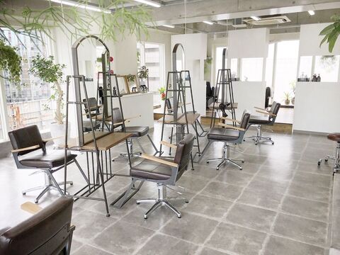 【難波】〇完全歩合制〇≪1日1万円保証あり≫≪フリー40％／指名50％還元≫≪オシャレな内装≫≪お休みや時間の相談OK≫立地抜群＆マンツーマン！美容師として成長出来る人気サロン「YOLO hair（ヨロヘアー）」からスタイリスト（美容師）の求人☆★☆