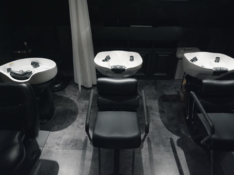 【東梅田】≪デビュー初月70万円以上＆22歳デビュー初月270万円売り上げ実績あり！≫≪平均17000円以上の高単価≫≪早番であれば19時台に退勤可能≫スタッフ同士の仲が良く風通しの良い環境で和気あいあいと働けます。縮毛矯正、デザインカラー、エクステとオールマイティーに技術があります「SIGMA LATTE（シグマラテ）」からスタイリスト（美容師）の求人★☆