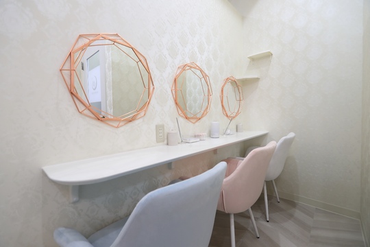 【広瀬通】≪完全週休2日≫≪各種手当が豊富！≫≪実働8時間＆休憩1時間≫未経験歓迎！一般企業と同等の待遇を提供し、働き方の融通や意見が通りやすい環境です。お客様ひとりひとりを丁寧に接客するサロンの「Luna・Crescente（ルナ・クレッシェンテ）」からアイリスト（まつげエクステ・まつげパーマ・アイブロウ）の求人☆☆