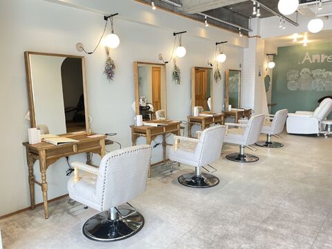 【茨木市駅】Jr.スタイリストもお気軽にご相談ください！≪社会保険完備≫≪月給25万円スタート≫≪最短19時退勤OK≫20～30代の年齢の近いスタッフが多く、人間関係の良いアットホームサロン「Anree（アンリー）」からスタイリスト（美容師）の求人☆★☆