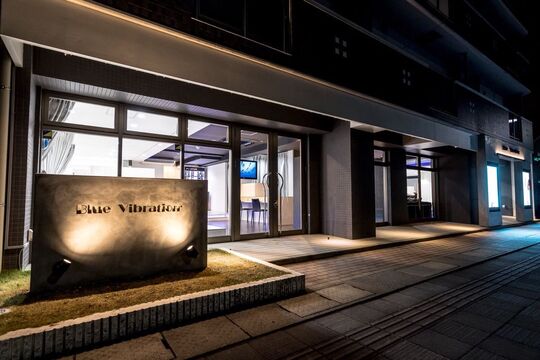 【上大利】月給18.5万円スタート！！社会保険完備！！技術はもちろん知識も学ぶことができるのでどこでも通用する美容師に成長できます！！全員でお客様を大切にしているヘアサロン「Blue vibration 〜universe〜（ブルーバイブレーションユニバース）」からアシスタント（美容師）の求人★☆★