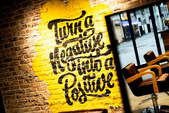 【新宿歌舞伎町】≪選べる雇用形態≫≪社会保険完備≫≪有給休暇あり≫土日祝はゆっくり目のオープンで朝弱い方も安心！カジュアルヘアセットやパーティヘアセットの需要が多く、自分史上一番可愛いを提供するサロンの「FLOW（フロー）」からスタイリスト（美容師）の求人★☆