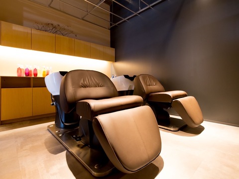 【箕面船場阪大前】≪月8日休み≫≪土日休み可能≫≪月給21万円≫≪電動自転車支給or引っ越し手当あり≫営業後のレッスンは無し！20時までに退勤も出来る為プライベートの時間も作りやすい！幅広い年齢層のお客様が来店されるので、年代にあわせた接客スキルが学べるサロン！「LIBERTA L＋（リベルタエルプラス）」からアシスタント（美容師）の求人☆★☆