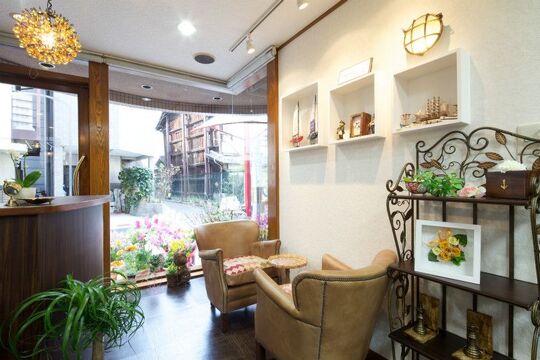 【河内小阪】◇◆社会保険完備◆住宅手当あり◆◇元気と笑顔あふれるアットホームサロン！完全マンツーマンのレッスンで着実に成長していけます。着付けやメイクも学べちゃう「スカーレット（スカーレット）」からアシスタント（美容師）の求人☆★☆