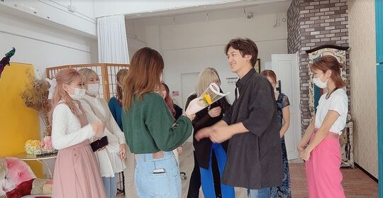 【牧志】≪完全週休2日制・平均退勤時間19時・社会保険完備≫5年連続離職率0％！デザインカラーで可愛いスタイルを追求！！営業中に年間10回のアシスタントアカデミーでやりがいのあるカリキュラム内容。ギャル系ファッション雑誌の撮影会や県外勉強会でもスキルアップできるヘアサロン「CUCU 那覇国際通り（ククナハコクサイドウリ）」からアシスタント（美容師）の求人★☆★