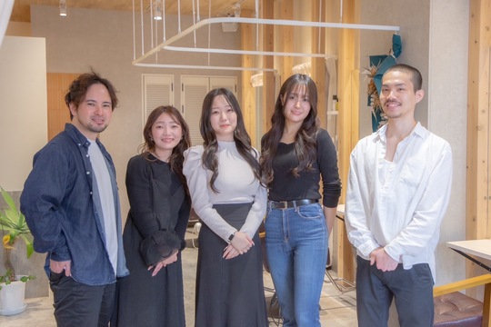 【府中駅】◆社会保険完備・完全週休2日制・産休育休実績あり・外部講習費半額負担◆幅広い年齢層のお客様が来店されるので、どの年代にも対応できる高い技術力を身に付けられます。営業時間内レッスン可能で効率よくステップアップでき、その都度お客様の担当をできる「HearPut 府中けやき並木店（ハープットフチュウケヤキナミキテン）」からアシスタント（美容師）の求人☆★☆