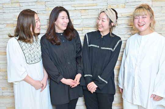 【新宿三丁目】◆1年前後でスタイリストデビュー可能・営業時間内レッスン中心・社会保険完備◆トレンド×高技術をウリに20～30代のお客様を中心に支持されています！入客チャンスが多いため、技術向上も早い！「AROMA hair room 新宿3号店（アロマヘアールームシンジュクサンゴウテン）」からアシスタント（美容師）の求人☆★