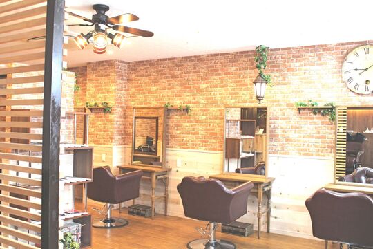 【なんば】≪フリー40％／指名50〜60％還元≫≪シェアサロンとして60%還元も可能≫≪平均月収40〜50万円以上≫≪選べる最低保障給25万円・30万円永久保証≫入客チャンス多く高収入が可能！勤務時間や休みの相談もOKです！「ANAZA hair なんば高島屋店（アナザヘアーナンバタカシマヤマエテン）」からスタイリスト（美容師）の求人★☆