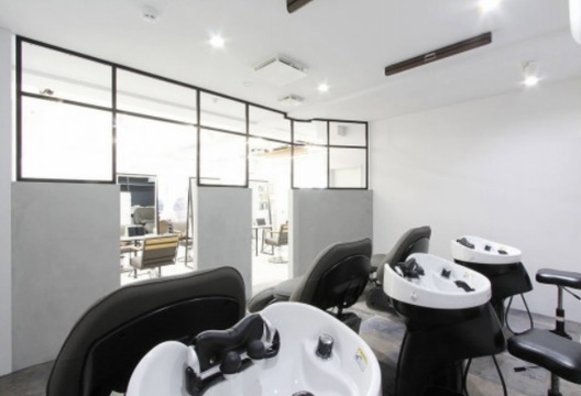 【表参道】≪アカデミーでしっかり学べる≫≪最短2年でデビュー可能≫抜群の集客力がウリの人気サロン！教育体制の整ったサロンでクオリティの高い美容師さんを目指すことができます！「DAL．（ダル）」からアシスタント（美容師）の求人☆★