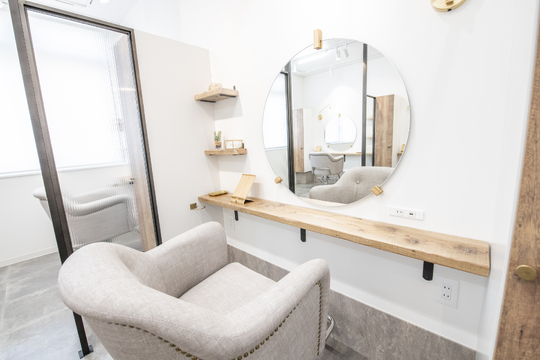 【新越谷】◆産休育休実績あり・有給取得率100％・19時までに退勤可能・社会保険完備◆半個室の店内で、ひとり一人のお客様としっかり向きえます。幅広い薬剤のラインナップも人気の秘訣「SHEER 新越谷店（シアシコシガヤテン）」からスタイリスト（美容師）の求人☆★