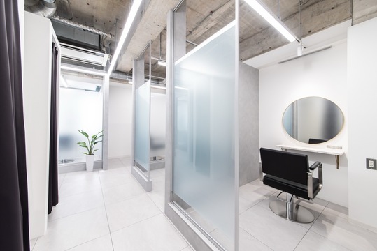 【博多駅】≪完全週休二日制・社保完備・完全個室・完全マンツーマン接客・ヘッドスパ有・施術時間しっかり確保・高単価・スタイリストオンリー≫正社員、業務委託の選択OK！業務委託は出勤日数で還元率UP！長く安心してお仕事が出来るヘアケア・髪質改善に特化した「Arno spa&treatment 博多口店（アルノースパアンドトリートメントハカタグチテン）」からスタイリスト（美容師）の求人★☆