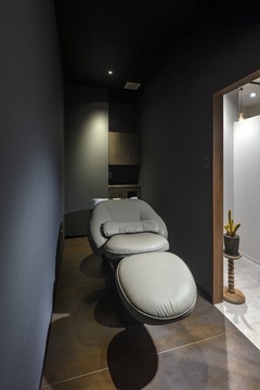 【岡山駅】≪実働8時間・社会保険完備・手荒れに優しい薬剤使用・マンツーマン接客・土日の希望休OK≫柔軟な働き方が可能です！！お客様へ向き合った施術が大人女性メインに愛される少人数制へアサロン「Blue Bird（ブルーバード）」からスタイリスト（美容師）の求人★☆