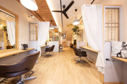 【寺田町】≪月給23万円スタート≫≪日曜日定休≫≪年間休日日数100日以上≫≪社会保険完備≫地域の人たちの365日の綺麗を支え笑顔いっぱいな街をつくり、幸せな人を増やしたいという思いで美容室を運営しております。美容が好き、綺麗が好き、人を喜ばせる事が好き。そんな思いを持っている方をお待ちしております！「chaleur 寺田町店（シャルールテラダチョウテン）」からアシスタント（美容師）の求人☆★