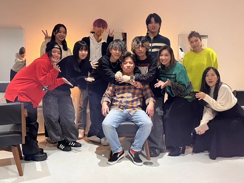 【青山】◆住宅手当あり・月8日休み・6.5時間労働・1〜2年での早期デビュー可能◆ハイトーンカラーや特殊パーマに強いメンズサロン！業界高水準の待遇でカッコよく働ける「BAYAKA futatsume（バヤカフタツメ）」からアシスタント（美容師・理容師）の求人☆★