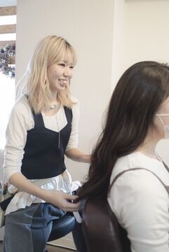 【梅田】≪正社員・委託から選択OK≫≪社会保険完備≫≪完全週休2日≫業務委託の方でも交通費支給！自由出勤のためライフスタイルに合った働き方ができますよ！「SCALE（スケール）」からスタイリスト（美容師）の求人☆★