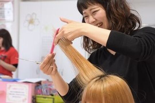 【波多江】高い技術力×リーズナブルな価格で多くのお客様がご来店♪独自のステップアッププランで一人ひとりの夢や目標を応援しています！！ 美容室 ママファミリー 前原店（ビヨウシツママファミリーマエバルテン）からスタイリスト(美容師)の求人☆★